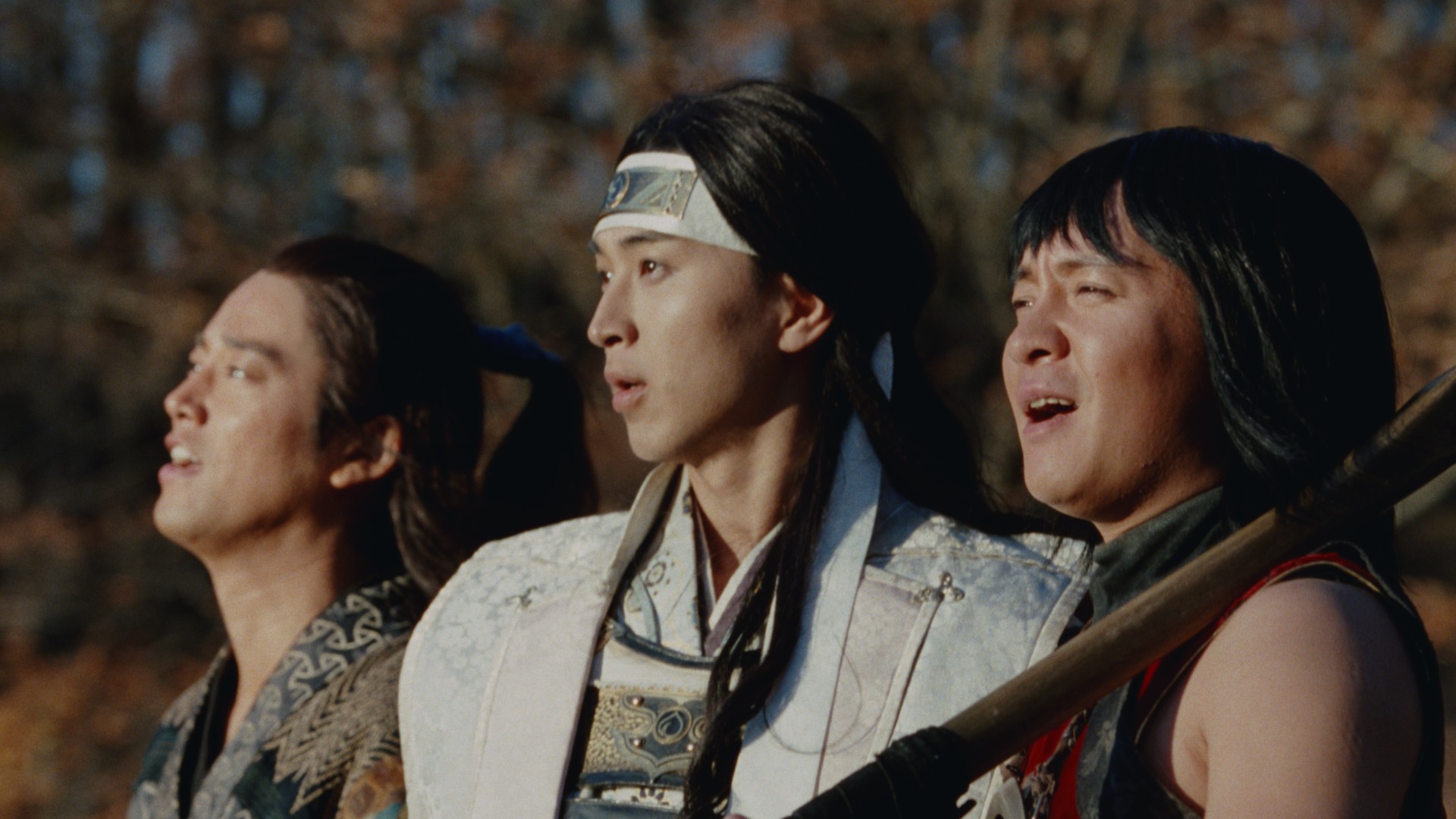 JOYSOUNDで大人気のau「三太郎シリーズ」のCMをバックにカラオケを歌