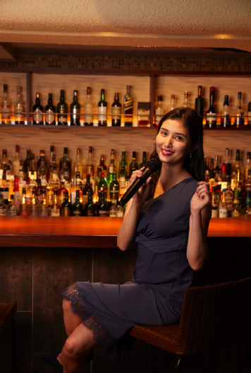 あの橋本マナミさんがお店のママに？！ 夜の街を応援するJOYSOUNDの新